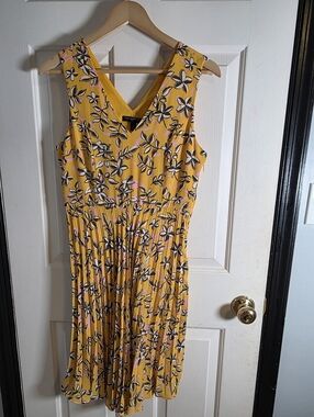 Banana Republic Sz 4 Yellow Floral Sleeveless Pleated Women's Knee Length Dress.